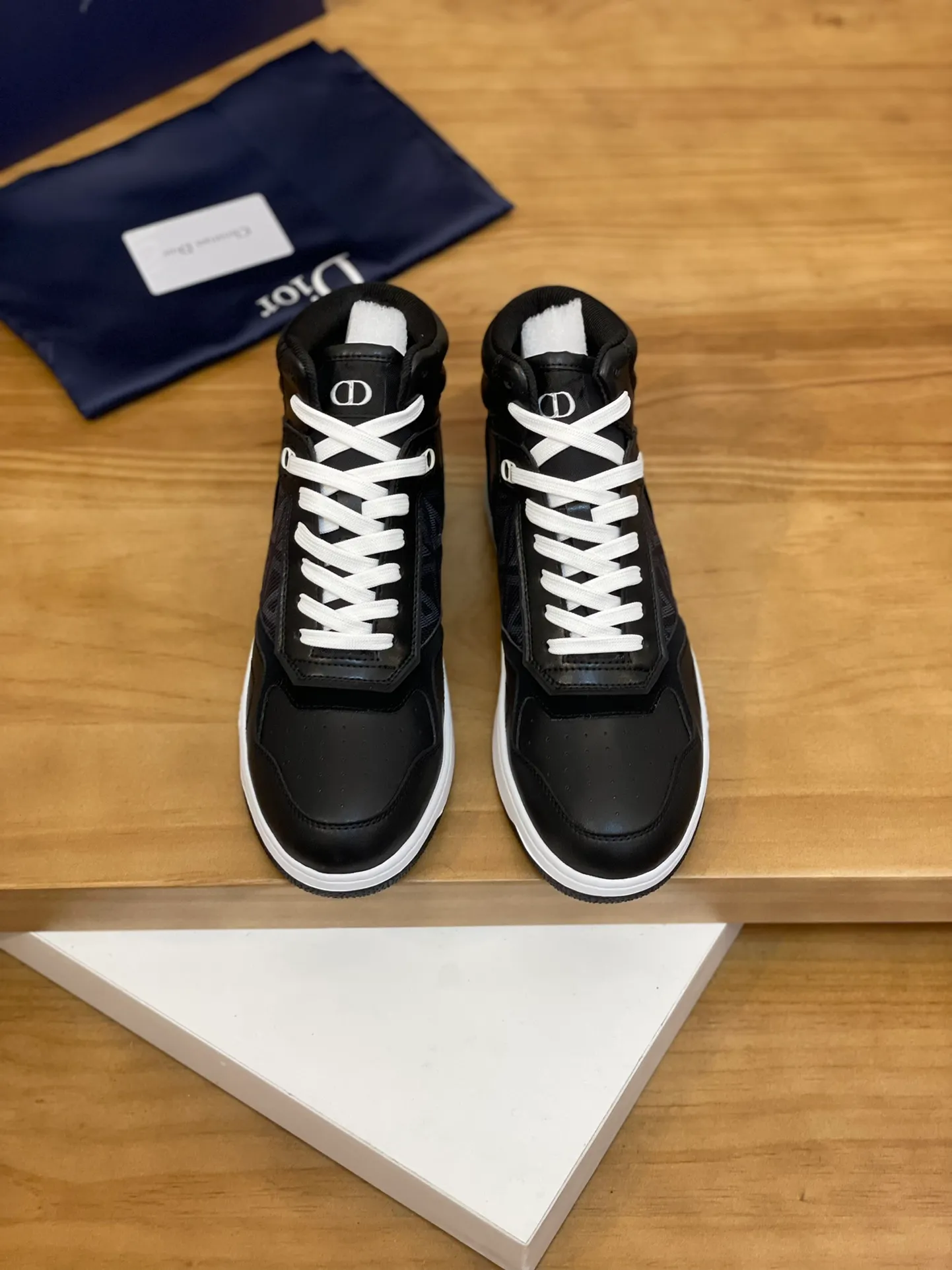 Men's shoes: 💰P460¥ Product trademark: Dior* "Dior*" high-top casual shoes Regular size: 38-44 (can be customized to 45.46) Product materials: Upper imported cowhide stitched with original fabric, breathable lining, original outsole. Number: 1006